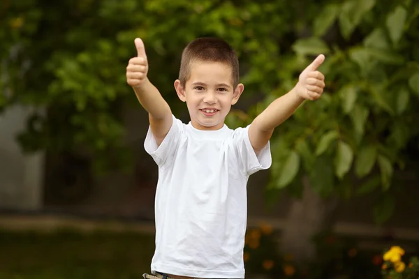 Boy giving thumbs up — Stock Photo, Image