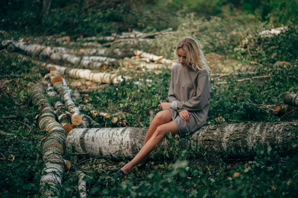 Красивая девушка в заросшем лесом — стоковое фото