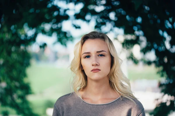 Beautiful younf blonde girl outdoors — Stock Photo, Image