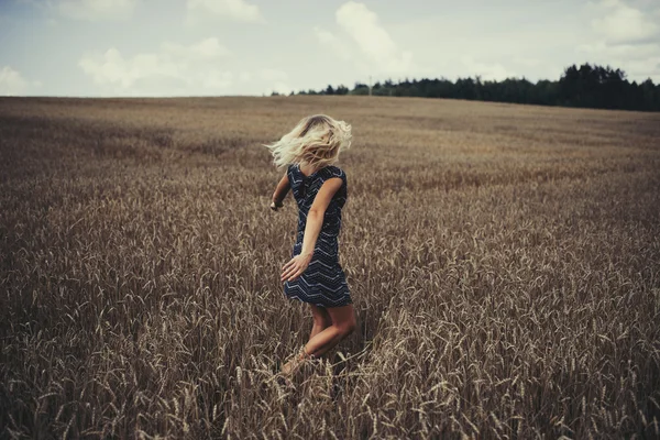 Jovem menina bonita no campo de outono — Fotografia de Stock