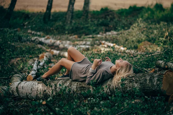 Mooi meisje in het gekapte bos — Stockfoto