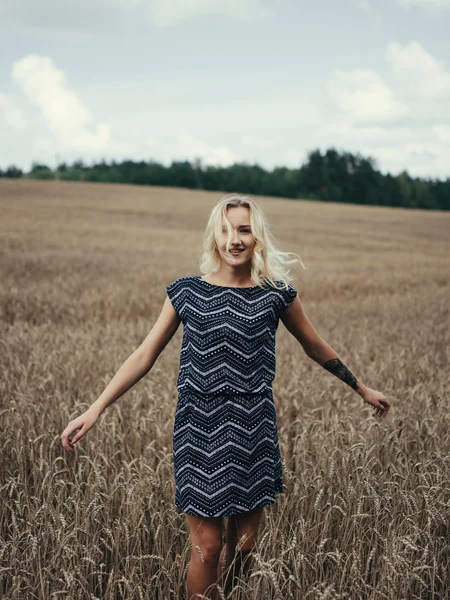 Young beautiful girl in autumn field — Stock Photo, Image