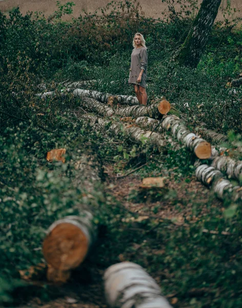 Menina bonita na floresta derrubada — Fotografia de Stock