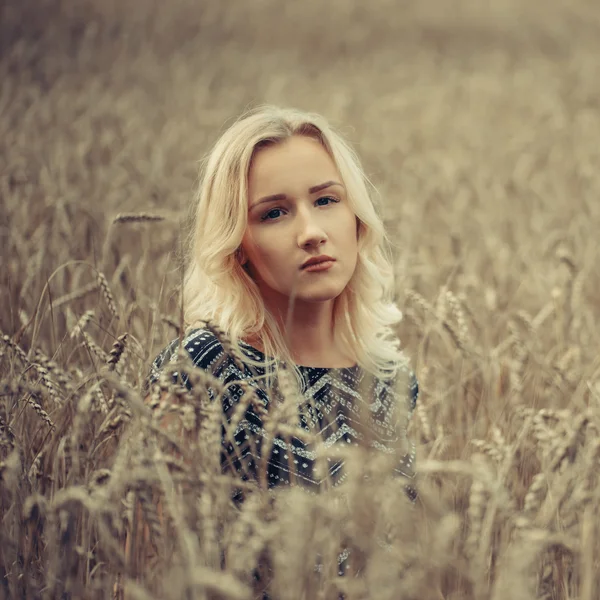 Young beautiful girl in autumn field — Stock Photo, Image