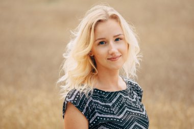 sonbahar alanında genç güzel kız