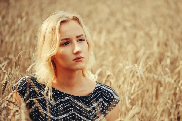 Giovane bella ragazza nel campo autunnale — Foto Stock