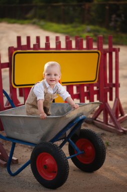 onarılan yolda küçük çocuk