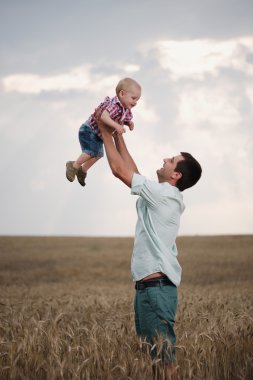 Baba ile oğlu buğday alanında