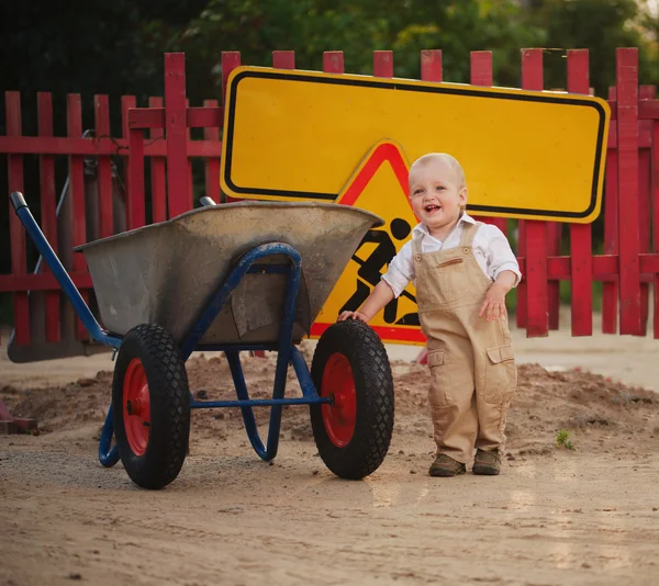 Menino na estrada reparada — Fotografia de Stock