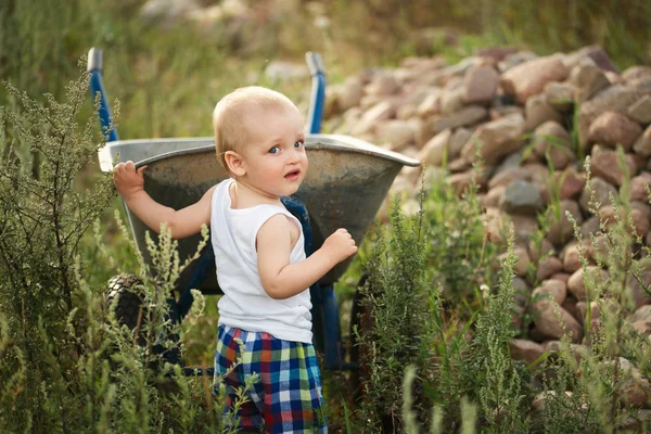Mały chłopiec z taczki — Zdjęcie stockowe