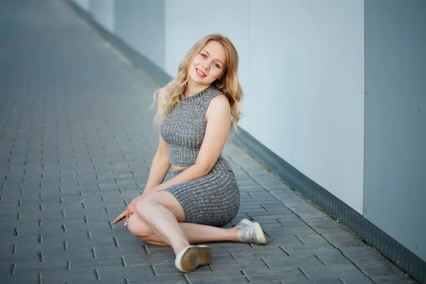 Mooie blonde meisje buiten — Stockfoto
