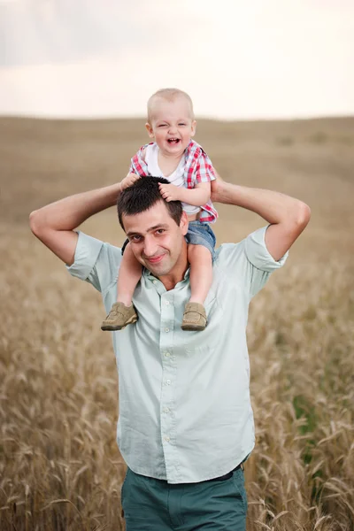 Pai com filho no campo de trigo — Fotografia de Stock