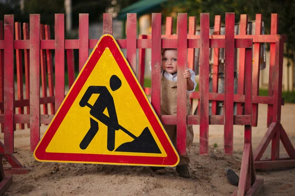 Menino na estrada reparada — Fotografia de Stock