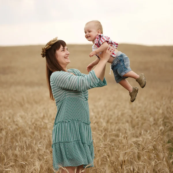 Madre felice con figlio nel campo — Foto Stock