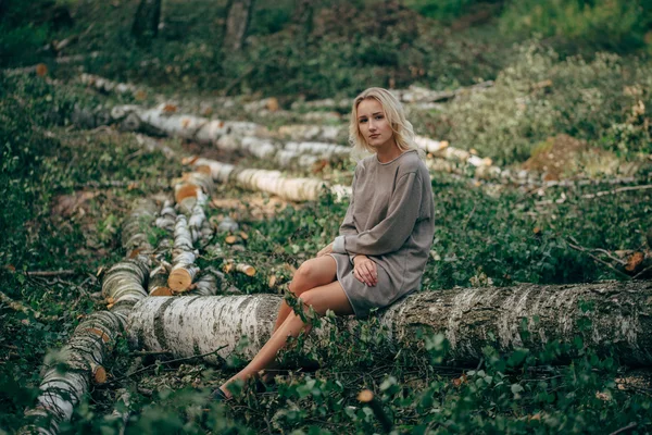 Piękna dziewczyna w lesie ścięte — Zdjęcie stockowe