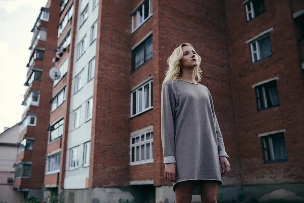 Beautiful girl with urban background — Stock Photo, Image