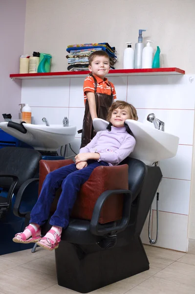 Les enfants jouent dans le salon de coiffure — Photo