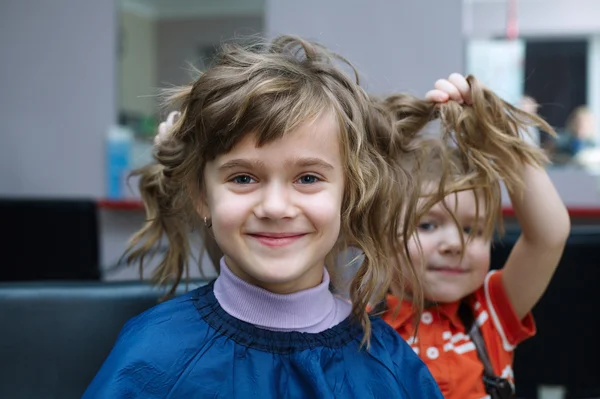 Crianças brincam na barbearia — Fotografia de Stock