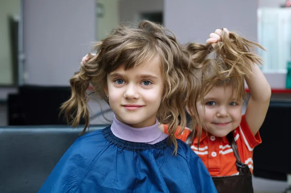 Les enfants jouent dans le salon de coiffure — Photo