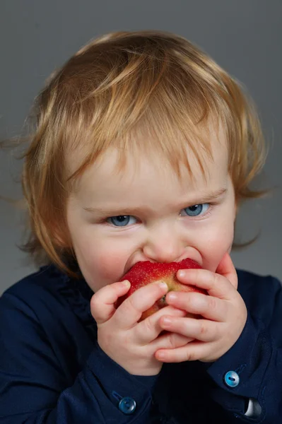 Little girl eating an apple — Stock Photo, Image