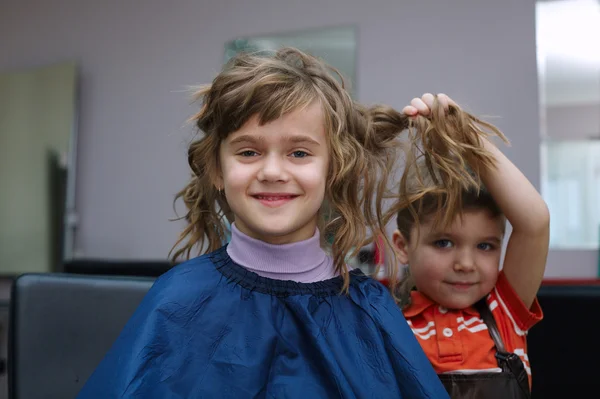 Barnen leker i barbershop — Stockfoto
