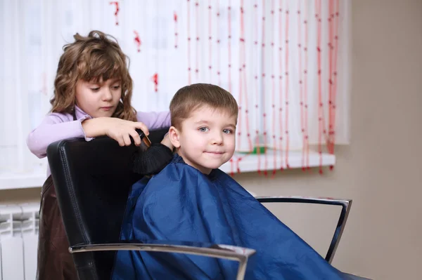 Дети играют в парикмахерской — стоковое фото