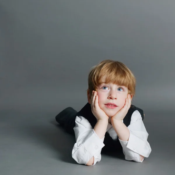 Porträtt av en pojke som drömmer — Stockfoto
