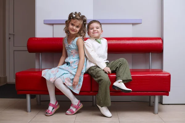 Niño y niña sentarse o entrenador —  Fotos de Stock