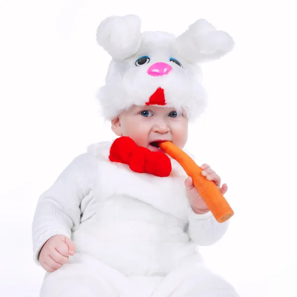 Malý chlapec v kostýmu králík s mrkví, samostatný — Stock fotografie