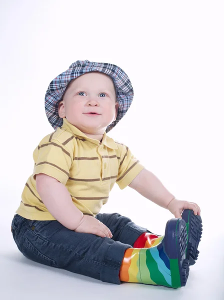 Смешной мальчик в резиновых сапогах, изолированных на белом — стоковое фото