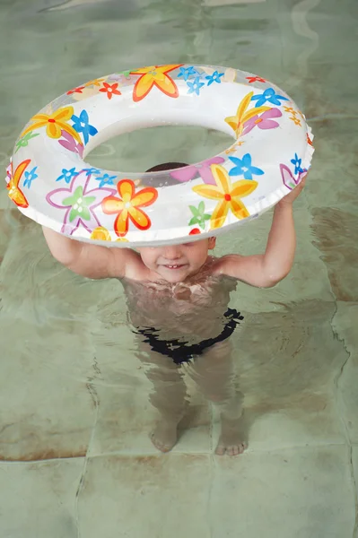 Liten glad pojke bada i pool — Stockfoto