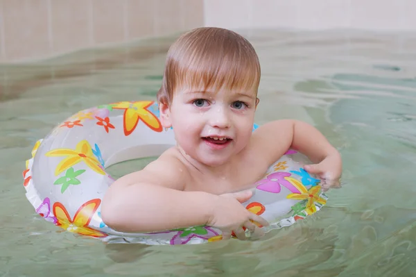 Liten glad pojke bada i pool — Stockfoto