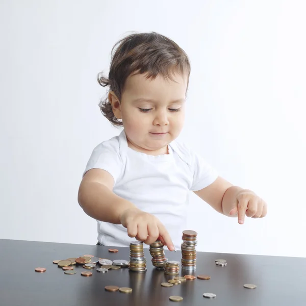 Menino brincando com moedas — Fotografia de Stock