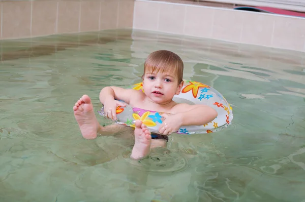 Pequeño niño feliz nadando en la piscina —  Fotos de Stock