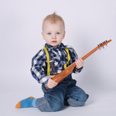 gitar ile küçük komik çocuk