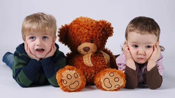 Kinder und roter Bär auf hellem Hintergrund — Stockfoto