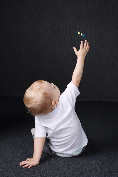 Pequeño niño jugando con burbuja —  Fotos de Stock