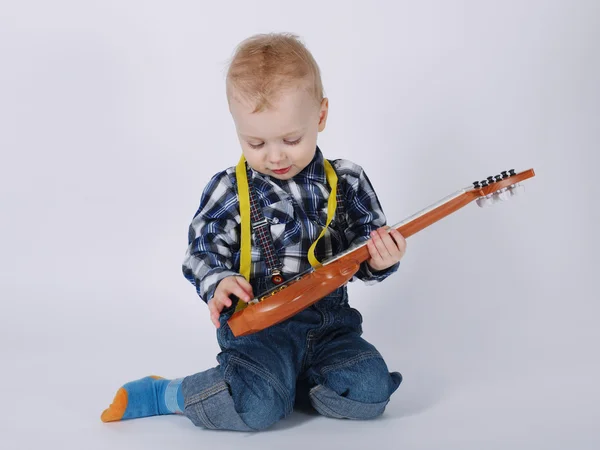 Kleiner lustiger Junge mit Gitarre — Stockfoto
