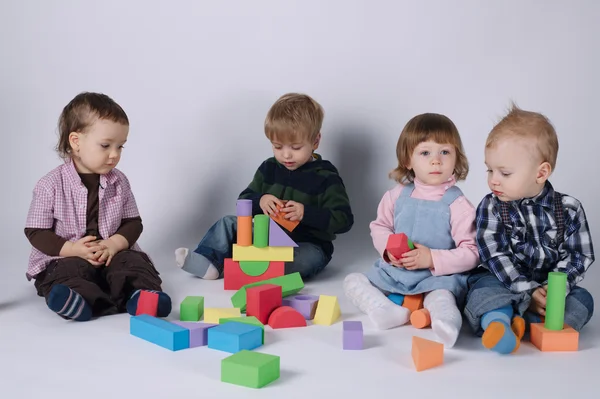 Crianças felizes brincando com cubos — Fotografia de Stock