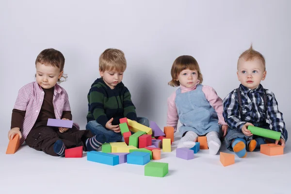 Crianças felizes brincando com cubos — Fotografia de Stock