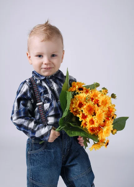 A virágok édes kisfiú — Stock Fotó