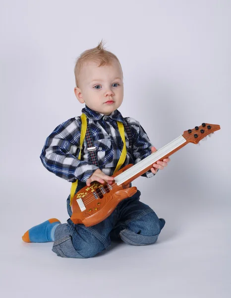 Kleiner lustiger Junge mit Gitarre — Stockfoto