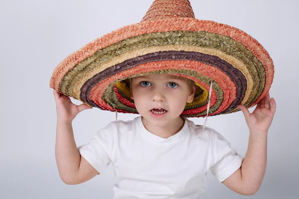 Süßer kleiner Junge mit Sombrero — Stockfoto