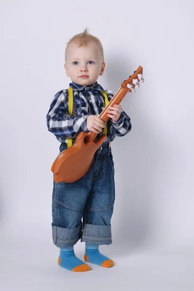 Liten rolig pojke med gitarr — Stockfoto