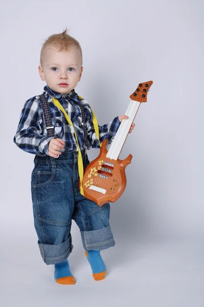 Pequeño chico divertido con guitarra — Foto de Stock