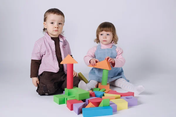 Crianças felizes brincando com cubos — Fotografia de Stock