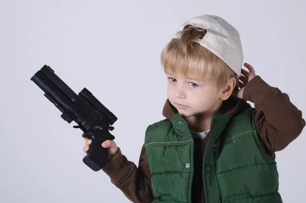 Menino com arma no branco — Fotografia de Stock