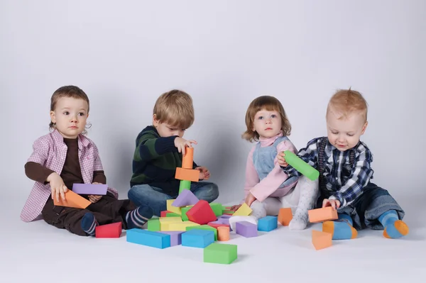 Szczęśliwe dzieci bawiące się z kostki — Zdjęcie stockowe