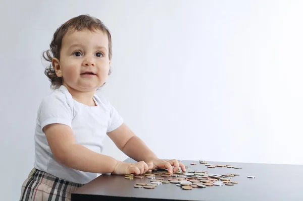 Malý chlapec hraje s mincemi — Stock fotografie