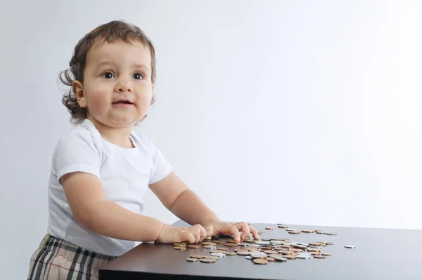 Menino brincando com moedas — Fotografia de Stock